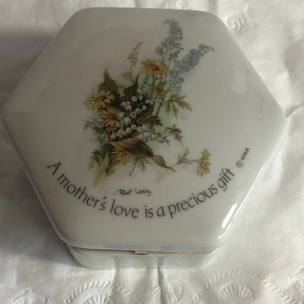 Vintage Floral Sentiments 1975 Jewelry Box, " A Mother's Love is a precious gif